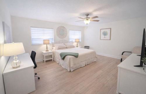 Spacious Upadated 2 King Beds Pets Welcome With Large Private and Fenced Yard Minutes to Beaches - Photo 4