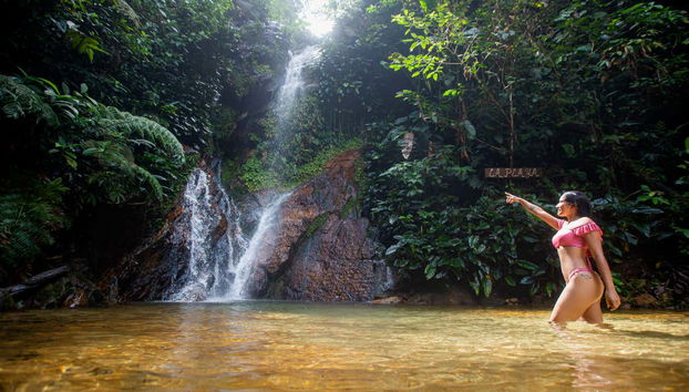 Un bagno nella piscina naturale della cascata