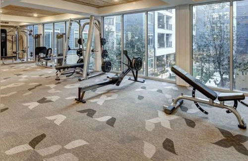 Beautiful RiverWalk Apt with Full Amenities, King Bed & Free Parking - Foto 42