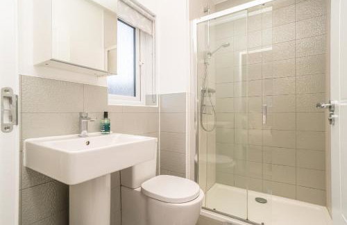 Spacious Family Home with Garden Free Parking - Pass the Keys - Foto 24