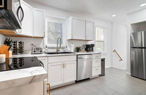 Urban Oasis Cozy Home Near Downtown with Game Room and Firepit - Foto 24