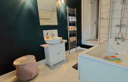 Comfortable Home Away From Home - Photo 6