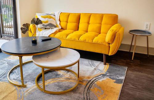 Lux Modern Apartment with Pool View & Prime Location - Foto 25