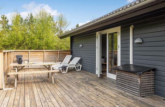 "Ellie" - 300m from the sea - Photo 4