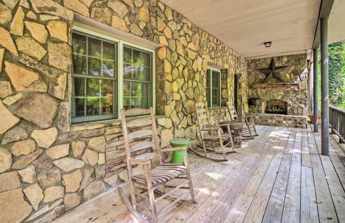 Deck with Fireplace Pet-Friendly Lake Lure Retreat - Foto 37