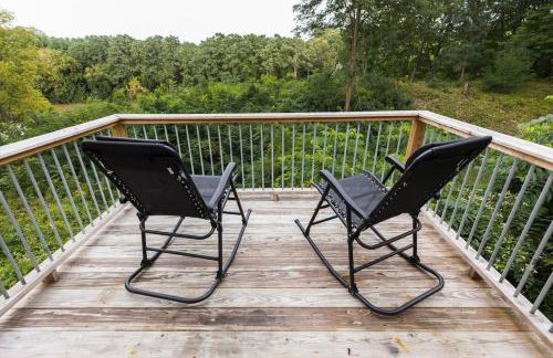 Rustic Luxe Creekside Retreat with Hot Tub and Fire Pit, Minutes From Hudson - Foto 14