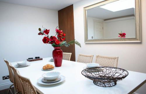 Apt 3, Trafalgar Sq Duplex, 3rd & 4th floor by Indigo Flats - Photo 12