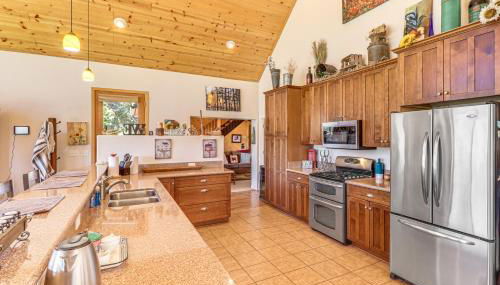 Hot Tub and Game Room! 30-Acre Vernon Retreat - Foto 5