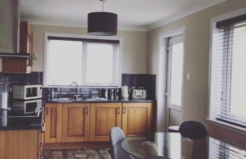 Malva - Modern 2 Bedroom Bungalow in Wick Sleeps 4 with private parking - NC500 Route - Photo 9