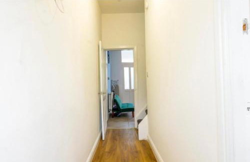 Modern 2 Bedroom House with 2 Ensuite and Free Parking - Photo 23