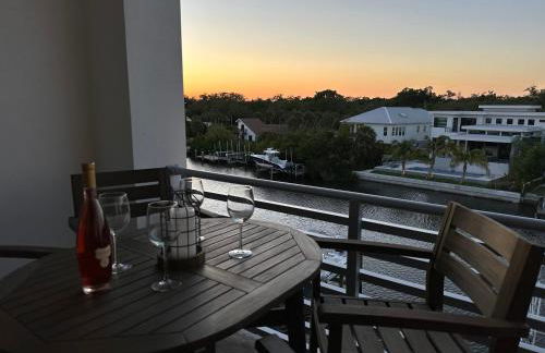 Luxury 2 Bed 2 Bath Waterfront Condo with Patio Sunsets Gym and Parking - Foto 9