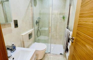 2 Bedroom Flat or Appartment near Heathrow with Garden - Photo 11