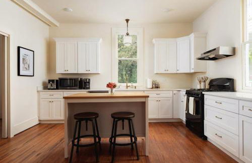 Historic 1897 Bill Murray House, DT Charm, Game Room and Parking - Foto 8