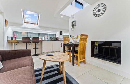 Exquisite 2-Bedroom Penthouse-Sleeps 7-Free Parking with Workspace & High-Speed WiFi - Foto 26