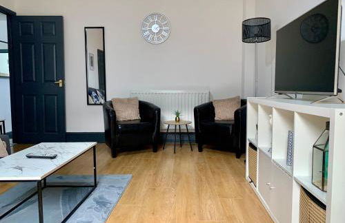 Cheerful - 3 Bed - Serviced Accommodation - In Heart of Northumberland - Sleeps 6 - Foto 32