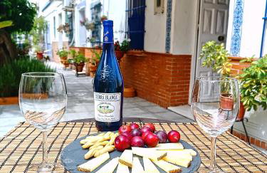 Típico y pintoresco patio de vecinos, con encanto - Foto 1