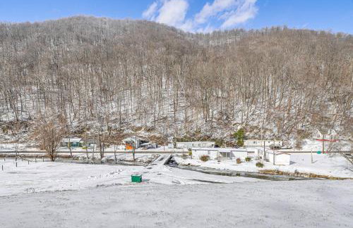 half Mi to Kanawha River Quiet Escape with Patio - Foto 3