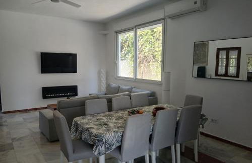 Spacious Garden Villa, private pool, huge grounds with orange trees - Foto 14