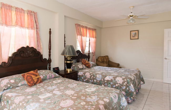 The Royal Kensington Villa - Photo 7