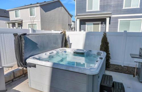 Modern LuxeDen with Private Hot Tub and Fenced Yard - Foto 17