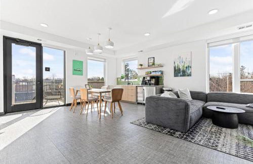 Cozy 2BR Retreat near Downtown - Foto 16