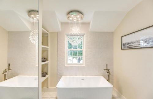 Remodeled Farmhouse on 18 Acres 8 Mi to Elgin! - Foto 16