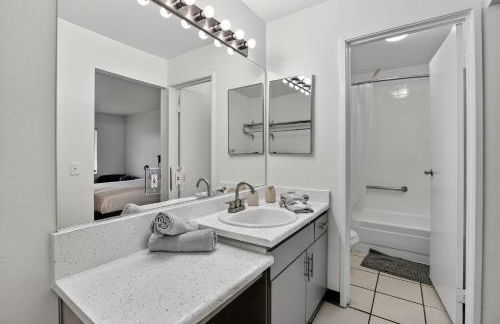 Bright modern studio featuring full kitchenette - Photo 8