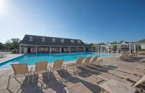 Charming 2BR Colonial Apartment with Resort Access - Foto 35