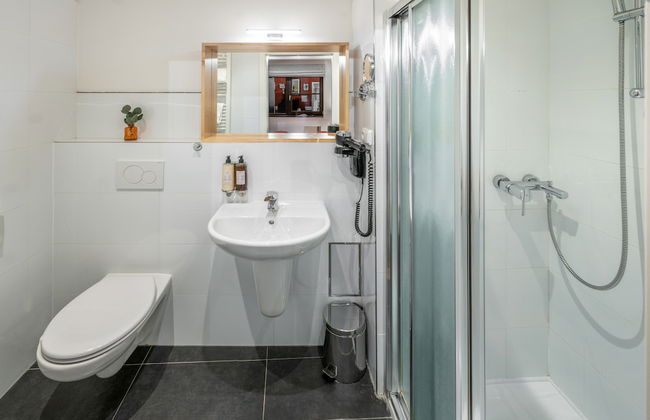 4 Arts Apartments by Adrez Living - Photo 40