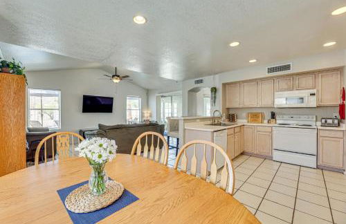 Swim with a View! Scenic Desert Retreat in Glendale - Foto 10