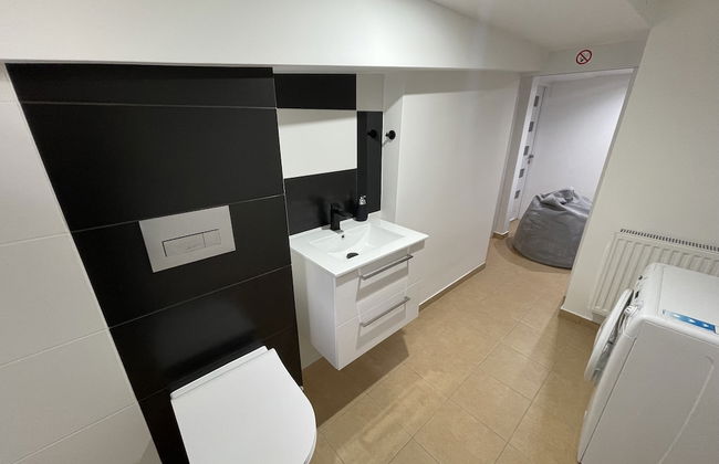 Modern House with Garden - Photo 18