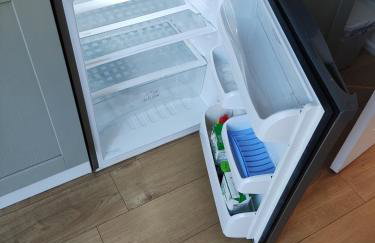 Self Check-in Micro Studio for max 2 guests in Central location RG4 with your own Kitchenette Bathroom Parking and Shared Garden - Photo 5