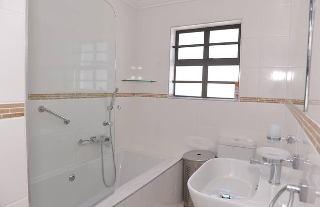 Pelican Cove is a Modern 4-bedroom Holiday Home in Langebaan With Some Sea Views - Foto 20