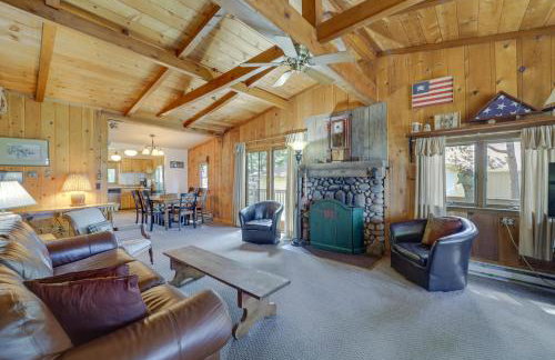 21 Mi to Slopes! Torch Lake Home with Private Beach - Foto 1
