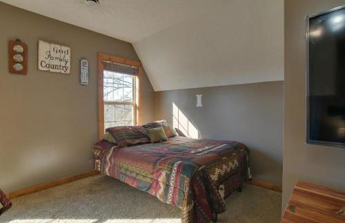 Walk to Lake Lampe Cabin with Fireplace and Deck! - Foto 11