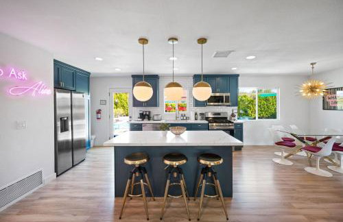 NEW Retro Escape 70's Vibes Wellness Game Room - Foto 13