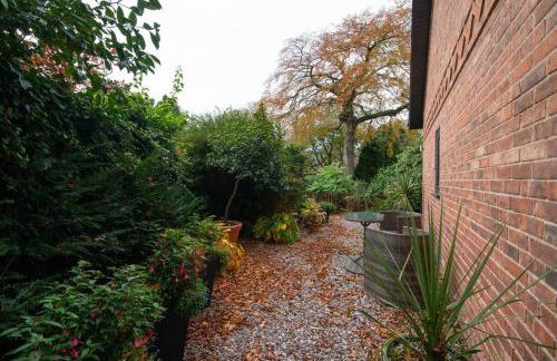 Luxury Coach house next to woodland in Knutsford - Photo 42