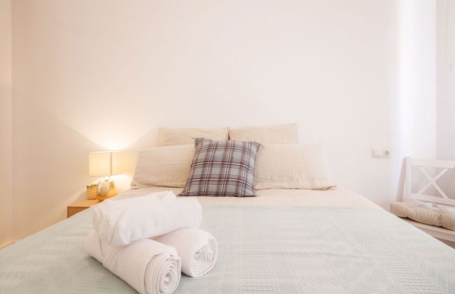 Apto Reformado con encanto by URBANHOSTS - Photo 2