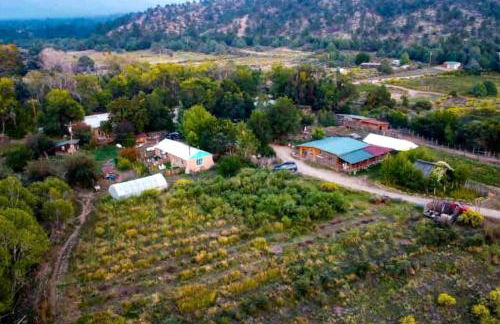 Log Casita Overlooking Pond and Waterfall near Taos, New Mexico - Foto 51