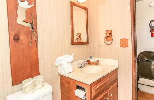 Gallagher's West - Pine surrounded deck and barbecue! Bumper Pool and Wet bar! Darts! - Foto 28