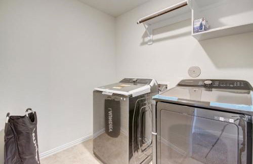 Meticulously-maintained 3-BR Townhouse w/ Backyard ~ Double-Story! - Foto 8