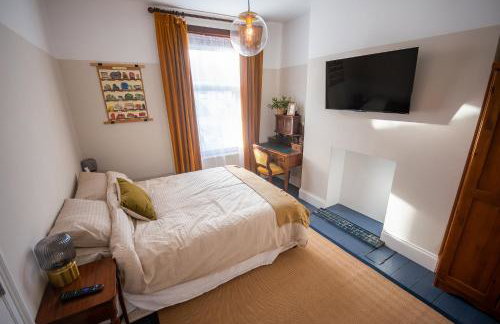 Spacious Victorian 4 Bed l Cocktail Bar Spa Bath Workspaces - Photo 10