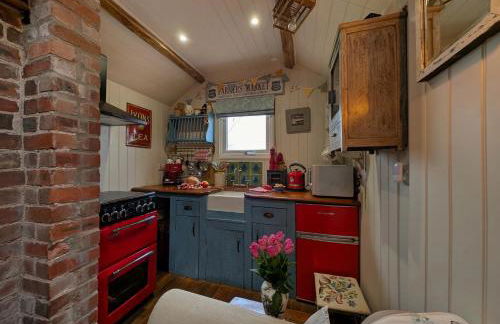 The Laundry Room Romantic cabin, hot tub & views - Photo 11