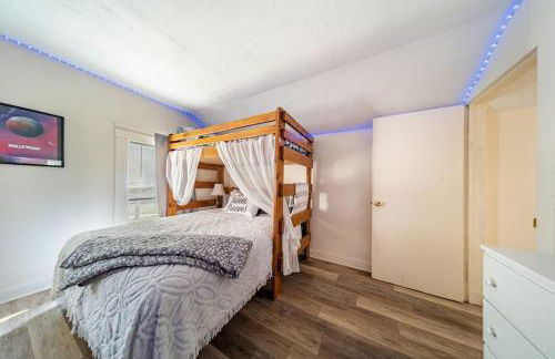 Cottage in the Falls, 2 b, 2 bath, fireplace - Photo 11