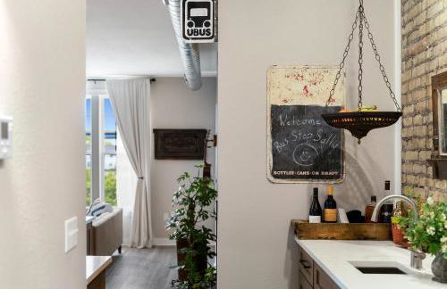 Bus Stop Sally in Historic Walker's Point MKE - Foto 22