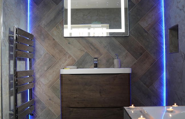 2 Bed Flat - Sleeps 4 - Jacuzzi Bath - Parking - Foto 8