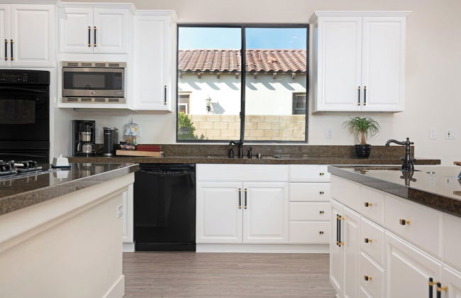 Luxury Resort Style Living w/ Pool & Jacuzzi - Foto 14