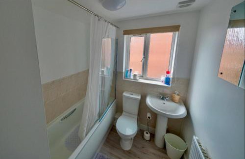 Cosy Home-Sleeps 5- Private Garden- Free Parking - Foto 8