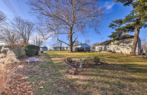 Cozy Kansas City Home with Yard - 9 Mi to Dtwn! - Foto 29