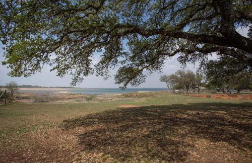 Lakefront 6BR Retreat w Dock & Game Room - Foto 32